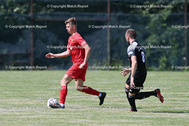 Fussball Verbandsliga 2021/2022: Testspiel SF Salzstetten  - FC Holzhausen - FC Holzhausen | Fussball  Verbandsliga / Bezirksliga 2021/2022    18.07.2021TestspielSF Salzstetten  - FC HolzhausenMarius Helmke (li, FC Holzhausen) gegen Haris Abdagic (re, SF Salzstetten)FOTO: ULMER PressebildagenturxxNOxMODELxRELEASExx