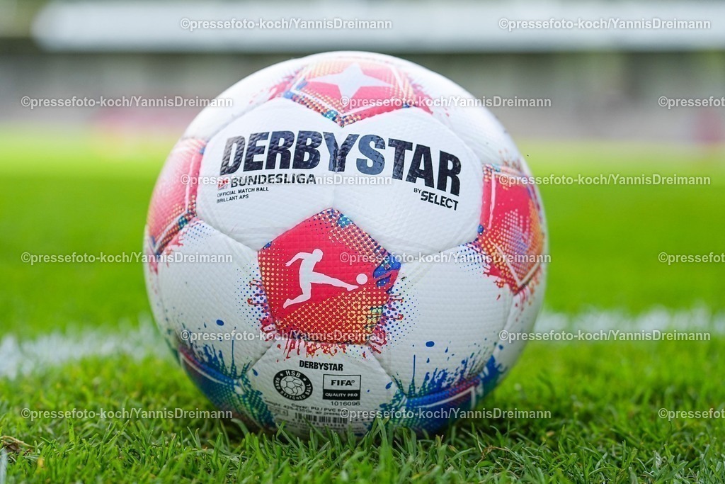 xYDR20072501039 | 20.07.2025, xydrx, Fußball, Rot Weiss Ahlen - FC Schalke 04, Testspiel, Wersestadion: Spielball der Bundesliga, Feature, Symbolbild,