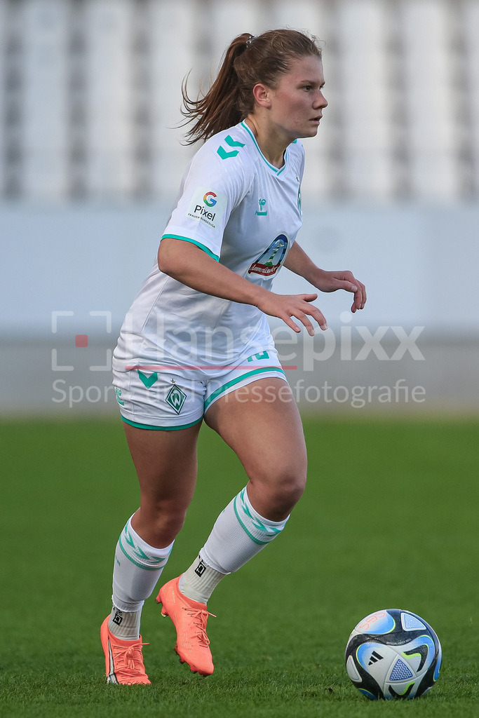 Fussball, Google Pixel Frauen-Bundesliga, SGS Essen - SV Werder Bremen | v.li.: Emilie Bernhardt (SV Werder Bremen, 16) am Ball, Freisteller, Einzelbild, Ganzkörper, Aktion, Action, Spielszene, DIE DFB-RICHTLINIEN UNTERSAGEN JEGLICHE NUTZUNG VON FOTOS ALS SEQUENZBILDER UND/ODER VIDEOÄHNLICHE FOTOSTRECKEN. DFB REGULATIONS PROHIBIT ANY USE OF PHOTOGRAPHS AS IMAGE SEQUENCES AND/OR QUASI-VIDEO.