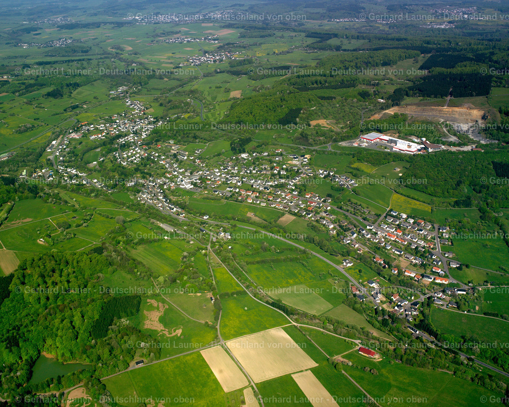 2610022 | BEILSTEIN 09.06.2006 Landwirtschaftliche Nutzflächen und Feldgrenzen  umsäumen das Siedlungsgebiet des Dorfes in Beilstein im Bundesland Hessen, Deutschland // Agricultural land and field boundaries surround the settlement area of the village  in Beilstein in the state Hesse, Germany Foto: Gerhard Launer
