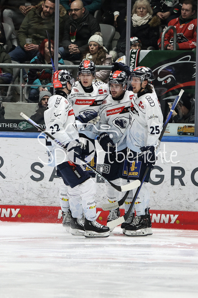 Augsburger Panther - ERC Ingolstadt | Jubel der Gaeste nach dem Auslgeich zum 1-1 durch Philipp KRAUSS (ERC #8) / Tor / Treffer / Torjubel / Torschuetze