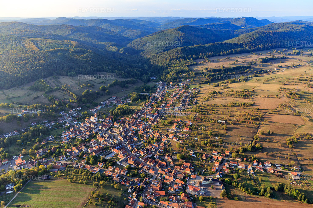Vue aérienne: Vue de la ville depuis le sud à Lembach dans le département Bas Rhin, France.Photo: IMG_123246.jpg prise le 30/09/2020 par Werner Riehm/FLY-FOTO.euRésolution de l'original: 5472 x 3648 px