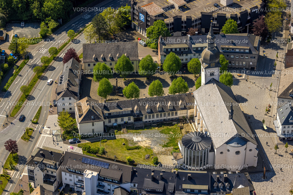 Meschede240505991 | Luftbild, St. Walburga katholische Kirche, Stiftsplatz, Meschede-Stadt, Meschede, Sauerland, Nordrhein-Westfalen, Deutschland