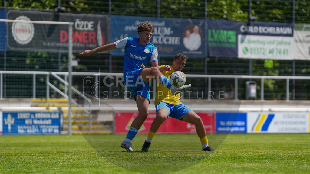 Fußball, Herren, Saison 2025/2026, 3. Luckenwalder Turmpokal, Werner-Seelenbinder-Stadion Luckenwalde, Spiel: FSV 63 Luckenwalde vs. F.C. Hansa Rostock U19,  | Fußball, Herren, Saison 2025/2026, 3. Luckenwalder Turmpokal, Werner-Seelenbinder-Stadion Luckenwalde, Spiel: FSV 63 Luckenwalde vs. F.C. Hansa Rostock U19, Im Bild: Jakub Cierach (l. Hansa U19) und Lucas Will (r. Luckenwalde) - Realisiert mit Pictrs.com