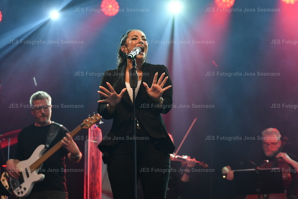 2026_Deborah Lee und the news_One Moment time Whitney Houston__0571 | Fotograf Jens Seemann - Realisiert mit Pictrs.com