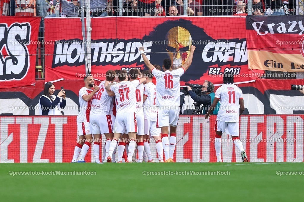 xKWIx11042601076 | 2026.04.11, xkwix, Fußball, 3.Liga, Rot-Weiss Essen -  FC Ingolstadt, Stadion an der Hafenstraße, 33.Spieltag, Saison 2025 / 2026: Tor zum 3:1 durch Klaus Gjasula (Rot-Weiss Essen #8) jubel der Mannschaft DFB regulations prohibit any use of photographs as image sequences and or quasi-video. Photo: xKamilxWilkowskixPressefotoKochx