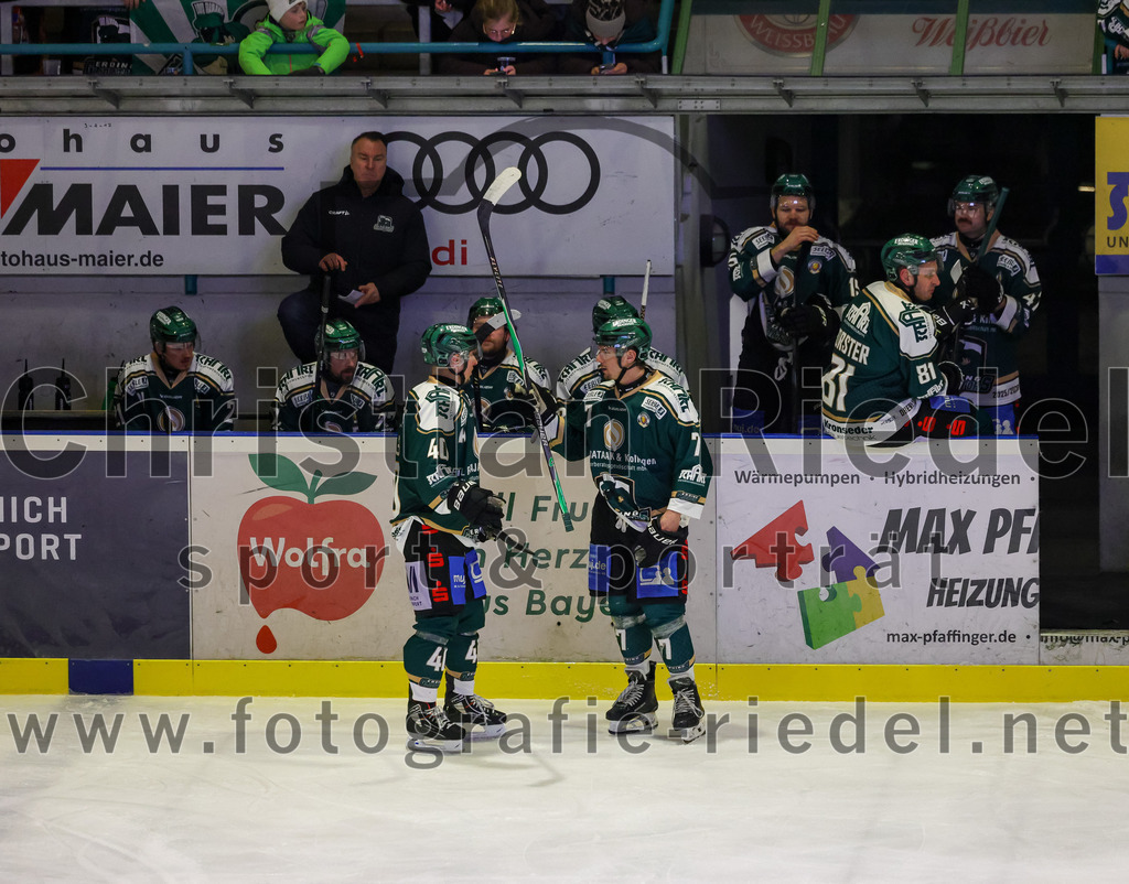 2026-02-15_051_TSV_Erding_gegen_EC_Peiting | Erding, Deutschland, 15.02.2026:Eishockey, Oberliga Süd 2025 / 2026, 47. Spieltag, TSV Erding gegen EC Peiting, Endergebnis: 4:5Dennis Miller (Erding Gladiators, #40), Louis Trattner (Erding Gladiators, #7)Foto: Christian Riedel / fotografie-riedel.net