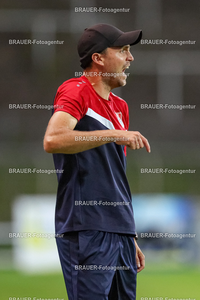 SB_KFCBAU_20250815_5180.JPG -  - KFC Uerdingen - SF Baumberg - Oberliga Niederrhein | Krefeld, Deutschland, 15.08.25: Trainer Julian Stöhr (KFC Uerdingen) gestikuliert, Gestik während des Oberliga Niederrhein Spiels zwischen KFC Uerdingen - SF Baumberg in der Grotenburg Stadion am 15. August 2025 in Krefeld, Deutschland. (Foto von Stefan Brauer/Brauer-Fotoagentur)