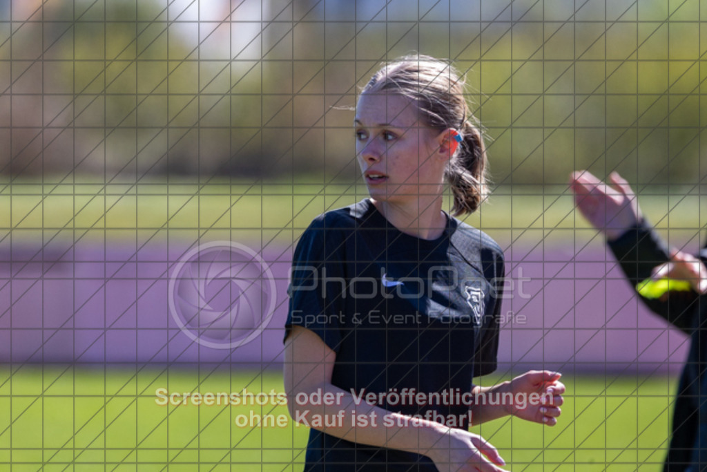 20250406_143838_0413 | #,1.FC Donzdorf (rot) vs. SV Jungingen (schwarz), Fussball, Frauen-Verbandsliga Württemberg, 16. Spieltag, Saison 2024/2025, Rasenplatz Lautertal Stadion, Süßener Straße 16, 73072 Donzdorf, 06.04.2025 - 13:00 Uhr,Foto: PhotoPeet-Sportfotografie/Peter Harich