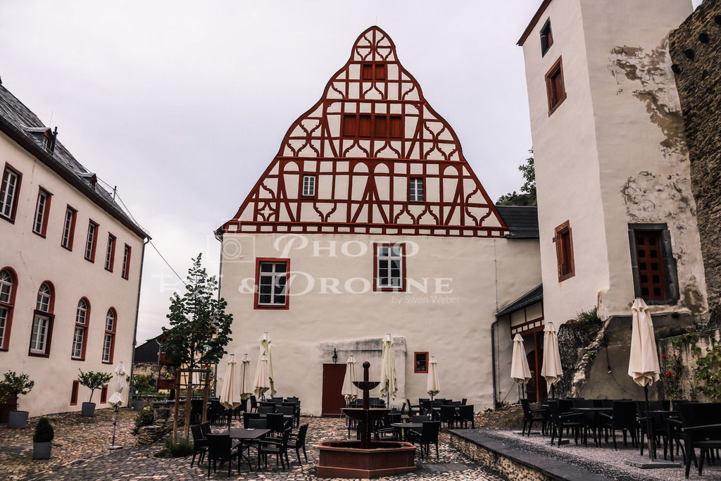 Braubach-1244 | Das Schloss Philippsburg befindet sich am südlichen Stadtrand von Braubach. Es wurde durch viele Umbauten stark verändert, so dass heute nur noch wenige Überreste der ursprünglichen Bausubstanz vorhanden sind. Seit 1999 dient es als Sitz des Europäischen Burgeninstituts. - Realisiert mit Pictrs.com