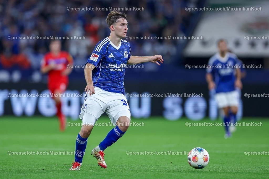 S0413092501118 | 13.09.2025, Fußball, FC Schalke 04 - Holstein Kiel, 5.Spieltag, 2. Fußball Bundesliga, Veltins-Arena Gelsenkirchen, Saison 2025 2026: Vitalie Becker (Schalke04 #33) DFB regulations prohibit any use of photographs as image sequences and or quasi-video.