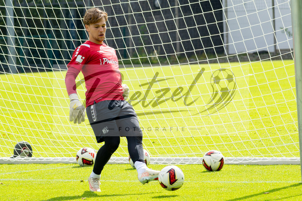 20260909_TRAOSN_0349 | Fußball, Herren: Torhüter Niklas Sauter (VfL Osnabrück) in Aktion, am Ball, Einzelaktion beim Training des VfL Osnabrück am 09.09.2026 im Sportpark Illoshöhe in Osnabrück, Deutschland.(Foto von Nico Paetzel) - Realisiert mit Pictrs.com