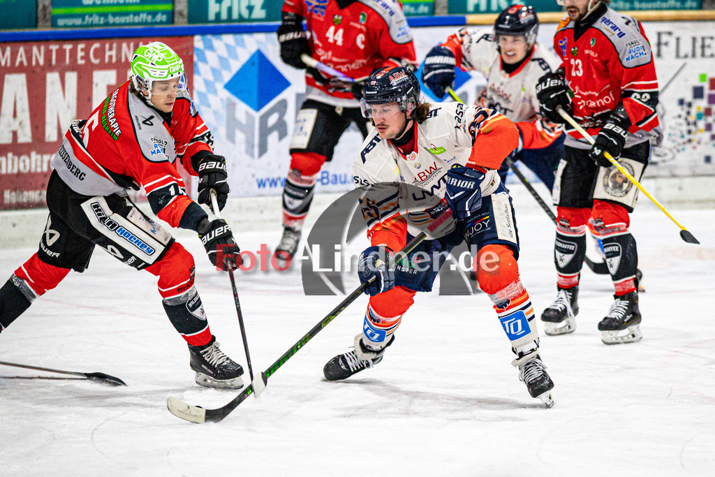 TSV Peißenberg MINERS gegen ESC Kempten SHARKS | Eishockey Bayernliga Herren Pre-Playoffs 2024/25, TSV Peißenberg MINERS gegen ESC Kempten SHARKS, 20250131,Florian STAUDER (SHARKS 65) am Puck,2025-01-31 in Peißenberg (Eisstadion Peißenberg)Florian STAUDER (SHARKS 65)Copyright: WolfgangxLindner foto-lindner.de