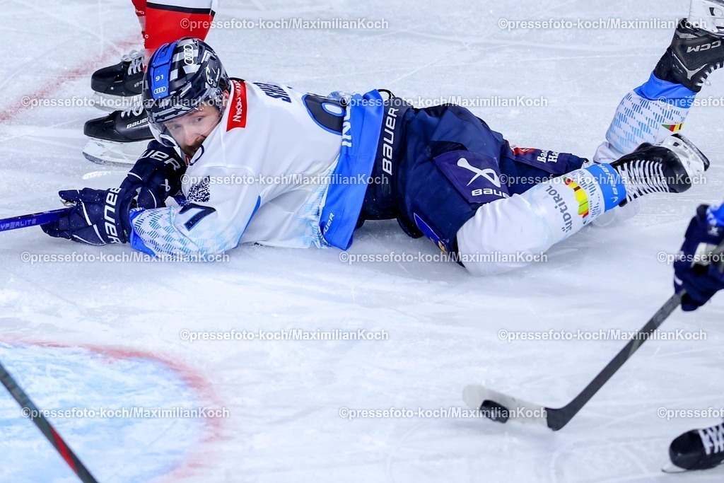 KEC1404251124 | 14.04.2025, Eishockey, DEL Play-offs, Kölner Haie - ERC Ingolstadt, Halbfinale Spiel 6, Lanxess-Arena Köln: Riley Sheen (ERC Ingolstadt #91) liegt enttäuscht auf dem Eis Enttäuschung Niederlage