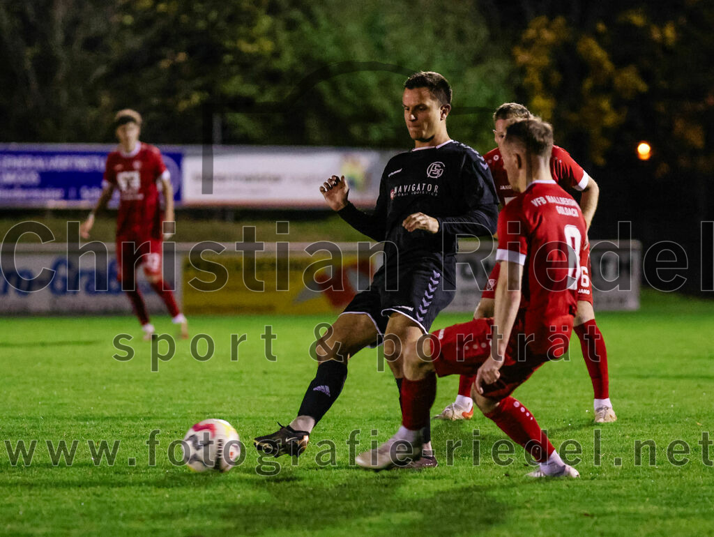 2023-10-27_117_VfB_Hallbergmoos_gegen_FC_Schwaig | Hallbergmoos, Deutschland, 27.10.2023:
Fußball, Landesliga Südost 2023 / 2024, 18. Spieltag, VfB Hallbergmoos gegen FC Schwaig, Endergebnis: 2:3

Vincent Sommer (FC Schwaig, #10), David Küttner (VfB Hallbergmoos, #8)

Foto: Christian Riedel / fotografie-riedel.net