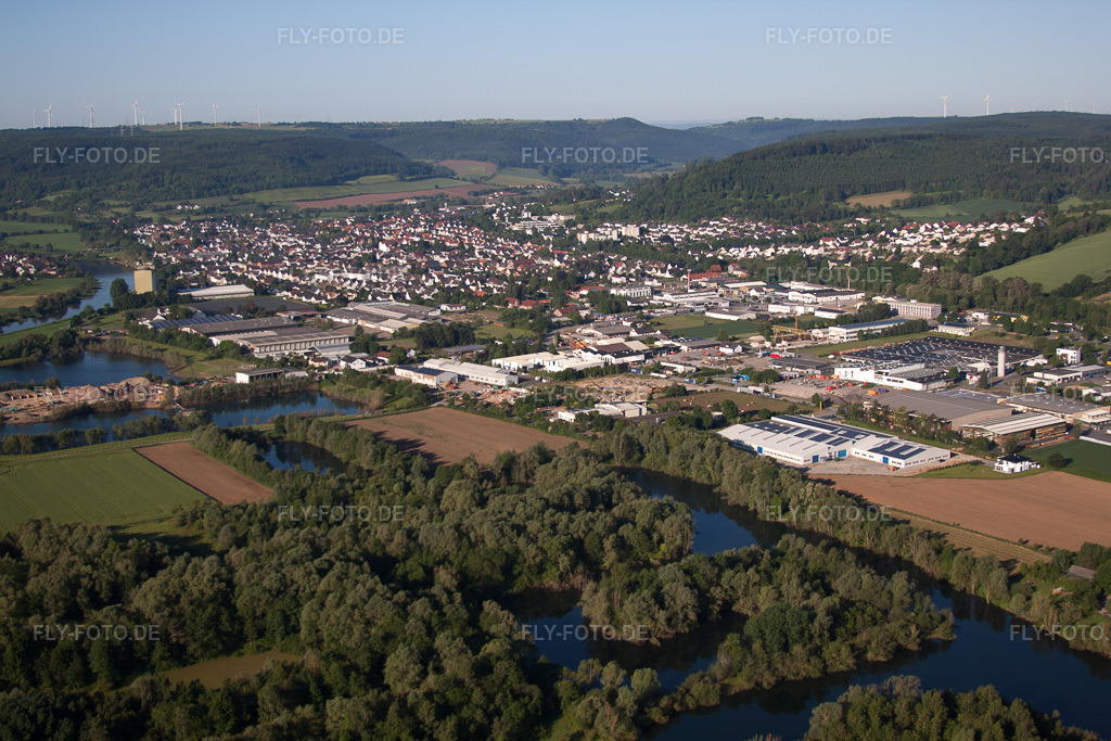 Luftbild: Ortsansicht der Straßen und Häuser der Wohngebiete in Lauenförde im Bundesland Niedersachsen in Deutschland. Foto: IMG_65592.jpg vom 25.05.2014 durch Werner Riehm/FLY-FOTO.de