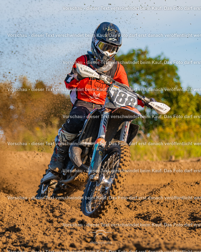09_21_LM_Schenkenhorst-0535 | Sportfotografin aus Berlin-Brandenburg mit Fokus auf Motocross. Ich halte deine sportliche Leistung und echte Emotionen auf und neben der Strecke professionell fest. Entdecke die Fotos von deinem Rennen und bestelle sie direkt hier im Shop.