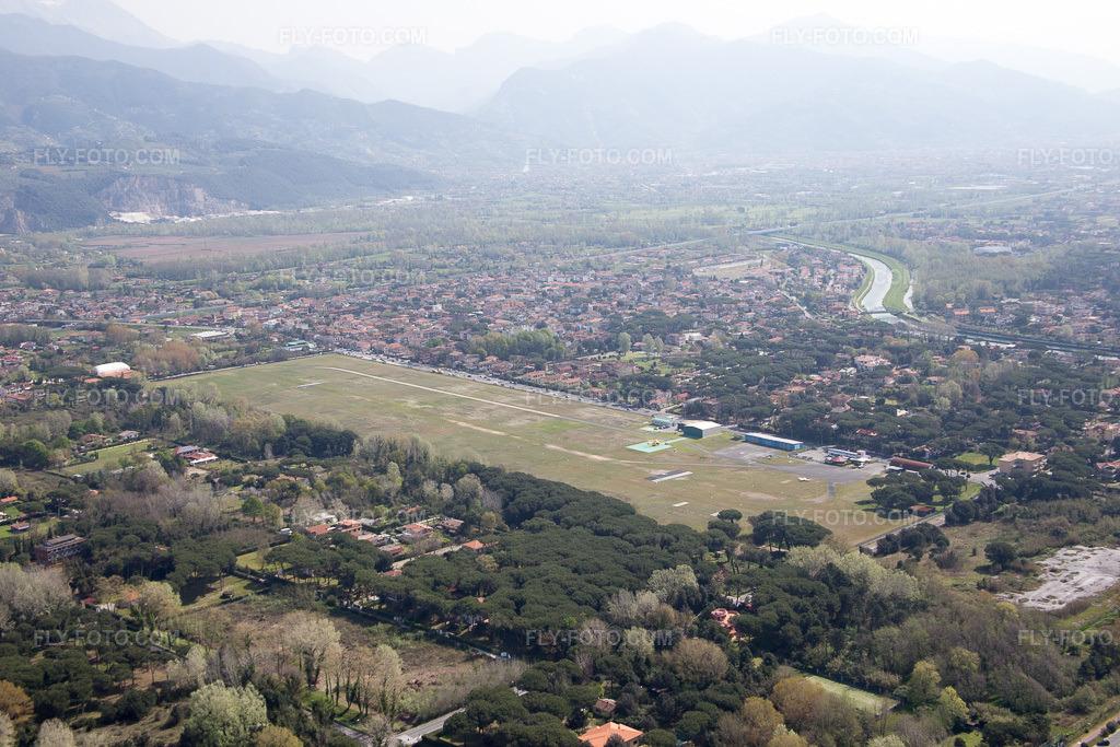 Aerial view: View of the town in Marina dei Ronchi in the state Tuscany, Italy. – Photo: IMG_087199.jpg taken on 04/04/2016 by Werner Riehm/FLY-FOTO.com – Resolution of the original: 5472 x 3648 px