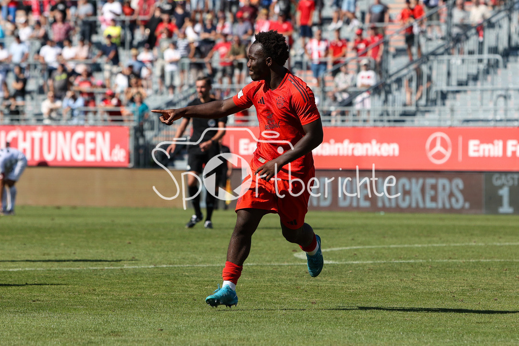 FC Würzburger Kickers - FC Bayern Amateure | Jubel nach dem Treffer zum 1-2 durch Nestory IRANKUNDA (FC Bayern München II #7) / Freude / Happy / Flick Flack / Salto / Regionalliga Bayern: FC Würzburger Kickers - FC Bayern München II, AKON Arena am 24.08.2024