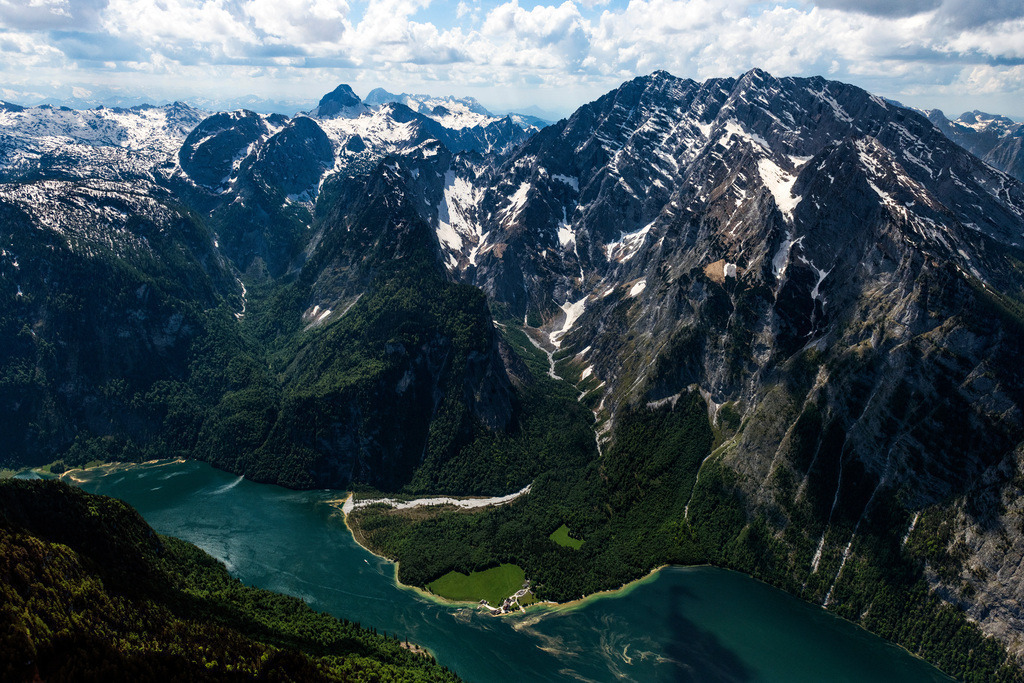 dr__0097851.jpg | SCHöNAU AM KöNIGSSEE 19.05.2022 Felsen- Massiv und Berglandschaft des Watzmann am Königssee im Nationalpark Berchtesgaden in Schönau am Königssee im Bundesland Bayern, Deutschland. // Rock and mountain landscape of Watzmann on Koenigssee in Nationalpark Berchtesgaden in Schoenau am Koenigssee in the state Bavaria, Germany. Foto: Daniel Reiter