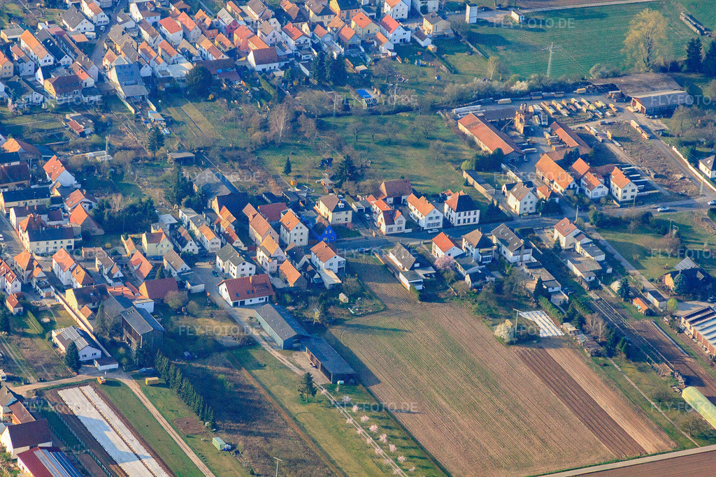 Neustadter Straße | Luftbild: Neustadter Straße in Lingenfeld im Bundesland Rheinland-Pfalz in Deutschland. Foto: IMG_49306.jpg vom 28.03.2012 durch Werner Riehm/FLY-FOTO.de - Realisiert mit Pictrs.com