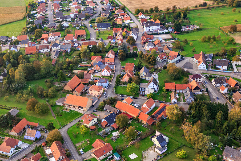 Luftbild: Ortsansicht von Süden in Neuhaeusel im Bundesland Bas-Rhin in Frankreich. – Foto: IMG_074387.jpg vom 04.10.2014 durch Werner Riehm/FLY-FOTO.de – Auflösung des Originals: 5305 x 3537 px