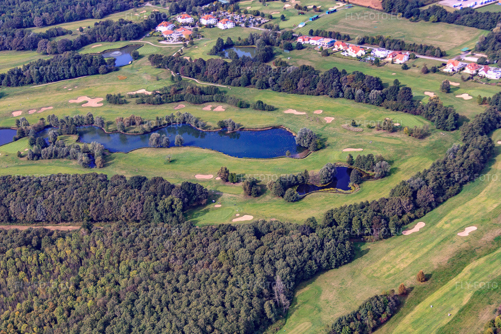 Vue aérienne: Greens et étangs du club de golf de Baden-Baden Soufflenheim à Soufflenheim dans le département Bas Rhin, France – .Photo: IMG_53492.jpg prise le 30/09/2012 par Werner Riehm/FLY-FOTO.eu – Résolution de l'original: 4752 x 3168 px