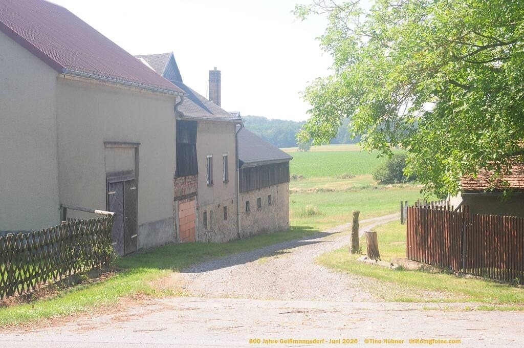 Geißmannsdorf-2026-Ortsbilder-074 | Geißmannsdorf bei Bischofswerda im Sommer 2026. Ein fotografischer Streifzug durch das Dorf Geißmannsdorf, mit Gebäuden, Straßen, Strohpuppen und geschmückten Vorgärten und Grundstücken anlässlich der 800-Jahr-Feier von Geißmannsdorf im Juni 2026 - Realisiert mit Pictrs.com