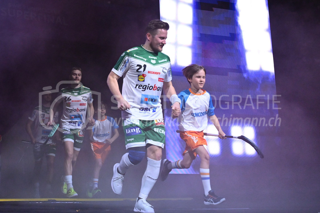 SV Wiler-Ersigen vs Floorball Köniz - 15. April 2023 | SV Wiler-Ersigen vs Floorball Köniz
Stimo Arena, Kloten
Tatu Vaeaenaenen (#21 SV Wiler-Ersigen) und Jan Ziehli (#36 SV Wiler-Ersigen) mit Einlaufkids.
Bild: Sportfotografie Markus Aeschimann | www.markus-aeschimann.ch - Realisiert mit Pictrs.com
