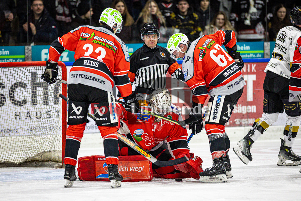 TSV Peißenberg MINERS gegen EHC Königsbrunn PINGUINE | Eishockey Bayernliga Herren Playoffs Viertelfinale 2024/25 - Spiel 6 von 7, TSV Peißenberg MINERS gegen EHC Königsbrunn PINGUINE, 20250221,Korbinian SERTL (MINERS Goali 31) hält den Puck,2025-02-21 in Peißenberg (Eisstadion Peißenberg)Julian REISS (MINERS 33), Korbinian SERTL (MINERS Goali 31), Maximilian MALZATZKI (MINERS 67)Copyright: WolfgangxLindner foto-lindner.de