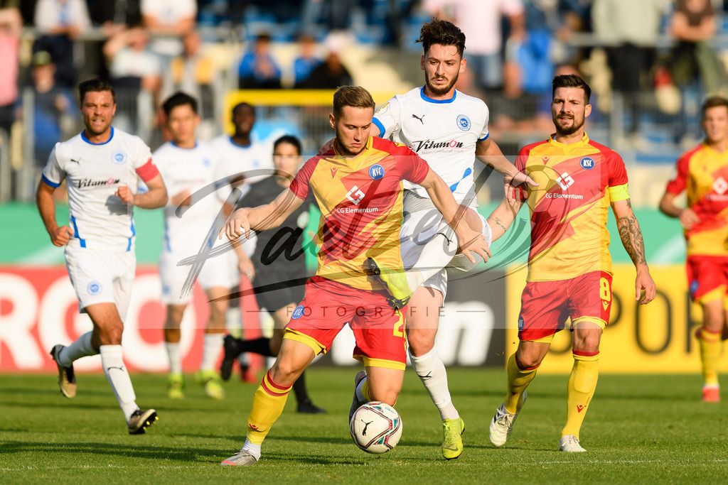 LOTKSC20210809_136 | Fussball, Herren: Christoph Kobald (Karlsruher SC) und Cedric Euschen (Sportfreunde Lotte) im Zweikampf beim Spiel der 1. Runde im DFB-Pokal zwischen SF Lotte und Karlsruher SC im Stadion am Lotter Kreuz am 09.08.2021 in Lotte, Deutschland.DFB / DFL REGULATIONS PROHIBIT ANY USE OF PHOTOGRAPHS AS IMAGE SEQUENCES AND/OR QUASI-VIDEO. - Realisiert mit Pictrs.com