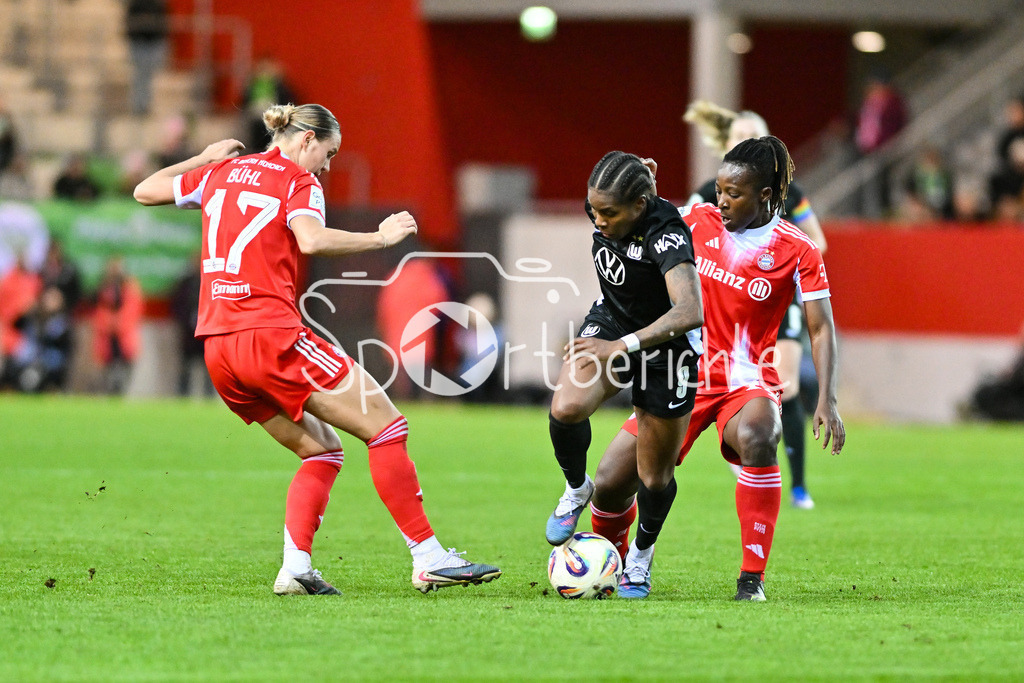 FC Bayern München - VfL Wolfsburg | MUNICH, GERMANY - 22. FEBRUARY: v. l. Klara BUEHL (Bühl, Buhl, FC Bayern Munich 17), Lineth BEERENSTEYN (VfL Wolfsburg Frauen 9) und Kakounan AMANI (FC Bayern München Frauen  15) während dem Spiel zwischen den Frauen des FC Bayern München und den Frauen des VfL Wolfsburg am 19. Spieltag der Google Pixel Frauen-Bundesliga am FC Bayern Campus