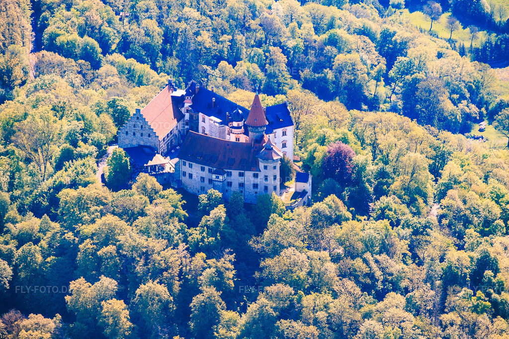 Luftbild: Deutsches Burgenmuseum Veste Heldburg mit Burgrestaurant, Cafe, Hochzeitslocation und Burgkapelle - Fränkische Leuchte in Heldburg im Bundesland Thüringen in Deutschland.Foto: IMG_155240.jpg vom 02.05.2026 durch Werner Riehm/FLY-FOTO.deAuflösung des Originals: 5670 x 3780 pxDeutsches Burgenmuseum - Faszination BurgWWW.RESTAURANT-VESTE-HELDBURG.DEWWW.EKMD.DE