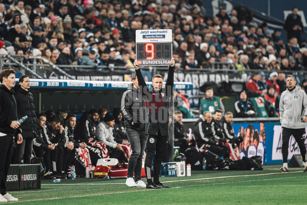 Fußball | Männer | Saison 2025/2026 | 1. Fußball-Bundesliga | 15. Spieltag | Hamburger SV vs. Eintracht Frankfurt | 20.12.2025 | Der vierte Offizielle Lukas Benen hät ein Schild mit der Nachspielzeit von neun Minuten hoch