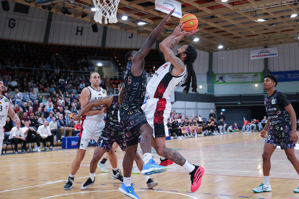 Pro A BAYER GIANTS vs Uni Baskets Münster-2 | Fotos von Basketballspielen aus dem Raum NRW fotografiert von Gero Mueller-Laschet und Daniel Schaefer - Realisiert mit Pictrs.com