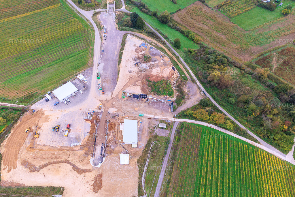 Luftbild: Baustelle des Tunnelportals Ost für den Astrid-Tunnel zur Unterquerung und Ortsumgehung von Bad Bergzabern zwischen B38 (Weinstraße) und B427 (Kurtalstraße) in Dörrenbach im Bundesland Rheinland-Pfalz in Deutschland.Foto: IMG_150009.jpg vom 10.10.2025 durch Werner Riehm/FLY-FOTO.deBemo: - BEMO Tunnelling GmbHLandesbetrieb Mobilität Rheinland-PfalzStadt Bad BergzabernHerrenknecht AG - Pioneering Underground Together