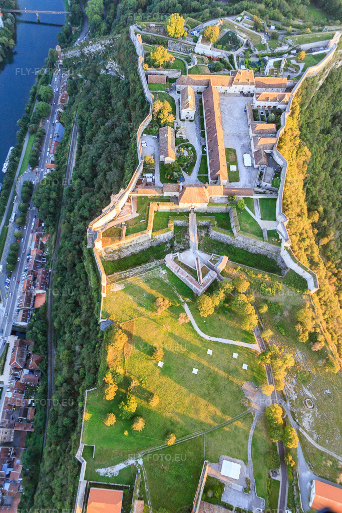 Vue aérienne: Vauban, Musée de la Résistance et de la Déportation sur le Doubs à le quartier Citadelle in Besançon dans le département Doubs, France – .Photo: IMG_129672.jpg prise le 23/09/2021 par Werner Riehm/FLY-FOTO.eu – Résolution de l'original: 3226 x 4839 px