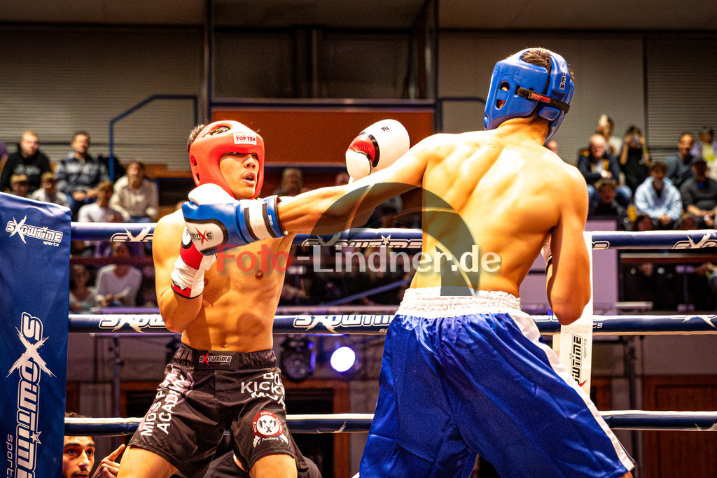 Kian Tok (Sparta Mun.) blau gegen Lukas Buathong (MFA Penz) rot | MFA Fight Night Boxen -67kg Kampf 4, Kian Tok (Sparta Mun.) blau gegen Lukas Buathong (MFA Penz) rot, 20251108,,2025-11-08 in Penzberg (Wellenberghalle Penzberg), Copyright: WolfgangxLindner www.foto-lindner.de