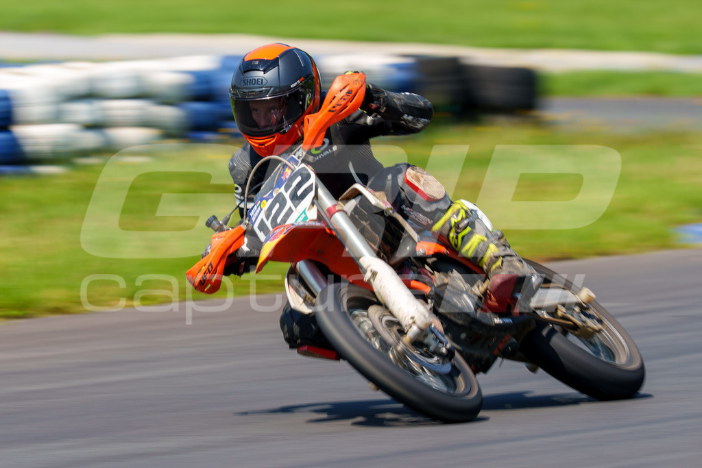 G-Cup + Supermoto Staatsmeisterschaft + Hungarian Supermoto Championship | GRIPcapture steht für authentische Sportfotografie in Österreich – für Momente, die mehr sind als Geschwindigkeit oder Ergebnis. Es geht um Emotion, Spannung, Fokus und den Augenblick, der oft nur einen Wimpernschlag dauert.Ob Motorsport, Teamsport oder 