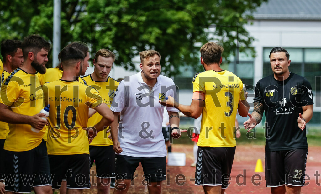 2023-07-23_082_SV_Anzing_gegen_SC_Kirchasch | Anzing, Deutschland, 23.07.2023:
Fußball, Kreisliga 2023 / 2024, Testspiel, SV Anzing gegen SC Kirchasch, Endergebnis: 5:1

Sebastian Maier (SC Kirchasch, #10), Johannes Westermaier (SC Kirchasch, #3), Trainer Alexander Mrowczynski (SC Kirchasch)

Foto: Christian Riedel / fotografie-riedel.net