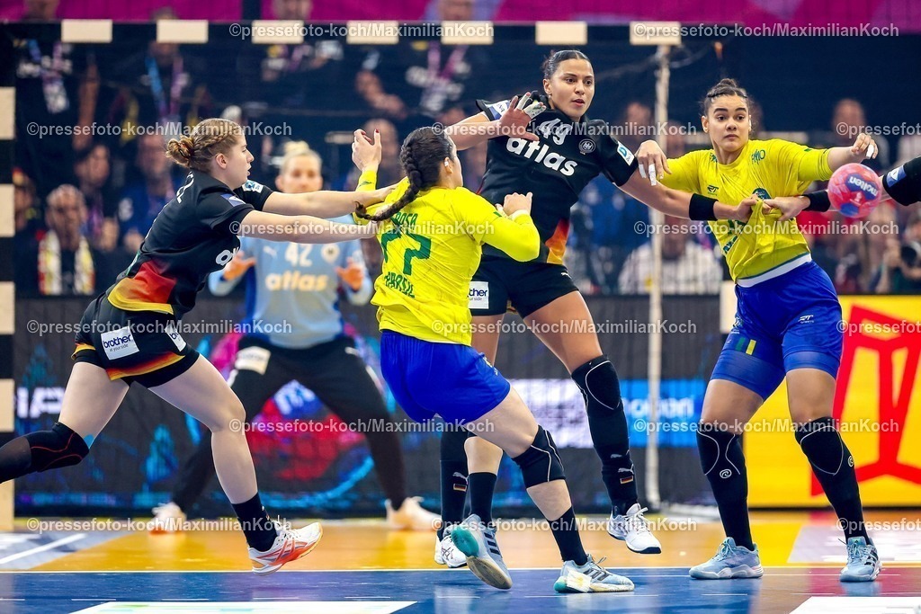 IHF09122502164 | 09.12.2025, Handball WM Frauen, Viertelfinale, Deutschland - Brasilien, 27th IHF Women's Handball World Championship, Westfalenhalle Dortmund: Nina Engel (GER #08) und Aimee von Pereira (GER #49) verteidigen am Kreis gegen Kelly De Abreu Rosa (Brasilien #77) und Milena Maria de Souza Menezes (Brasilien #19) 