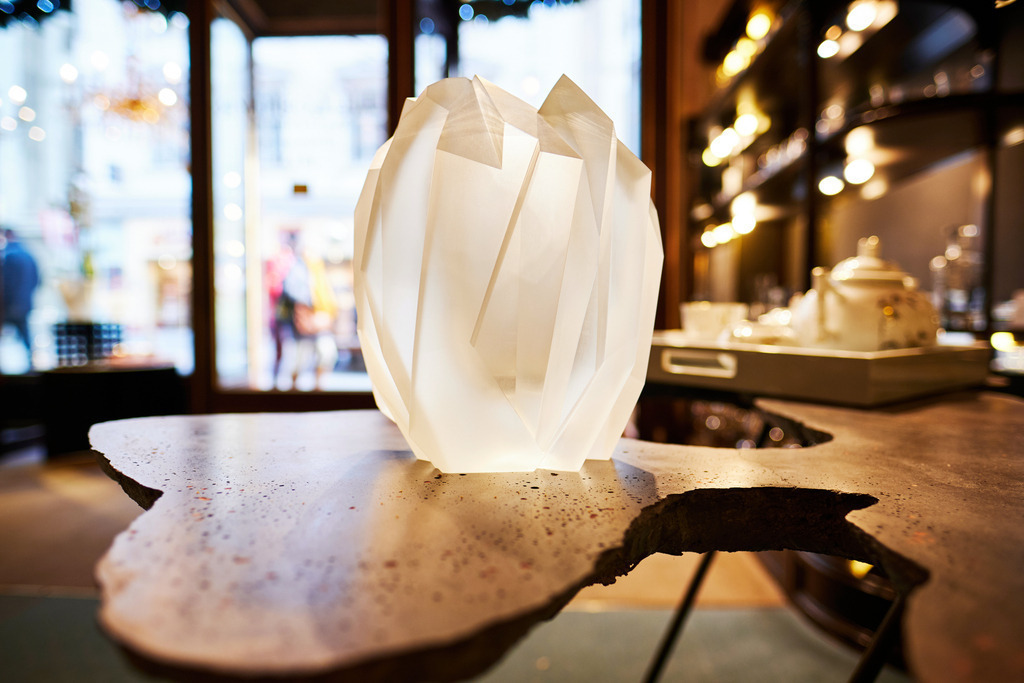 J. & L. LOBMEYR GmbH | WIen, Austria - December 03, 2019: J. &amp; L. LOBMEYR GmbH; Details aus dem Geschäftslokal in der Kärntnerstrasse. - Realisiert mit Pictrs.com