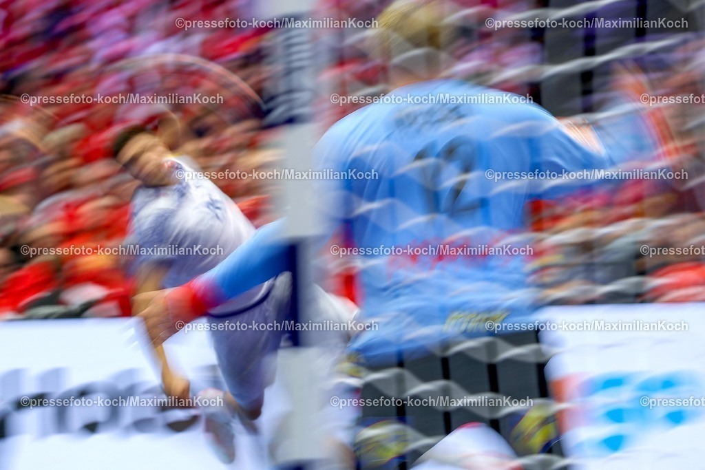 EHF20012602033 | 20.01.2026, Handball, Men's EHF EURO 2026, Dänemark - Portugal, Jyske Bank Boxen in Herning, Dänemark, Preliminary Round: Dynamic Feature of players fighting for the ball on the field. 