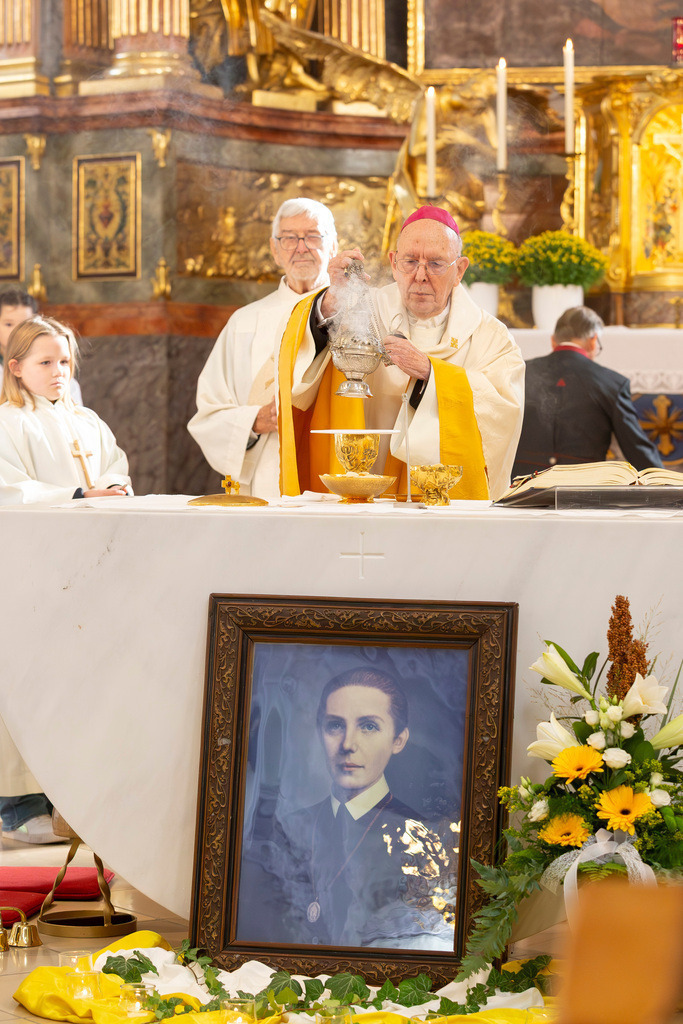 Festmesse-046 | Fotodoku der Festmesse anläßlich der Seligsprechung von Maria Theresia LEDOCHOWSKA 1975, zelebriert von Altbischof DDr. Klaus Küng und Pfarrer Mag. Zenon PAJAK in der Pfarrkirche Loosdorf. 