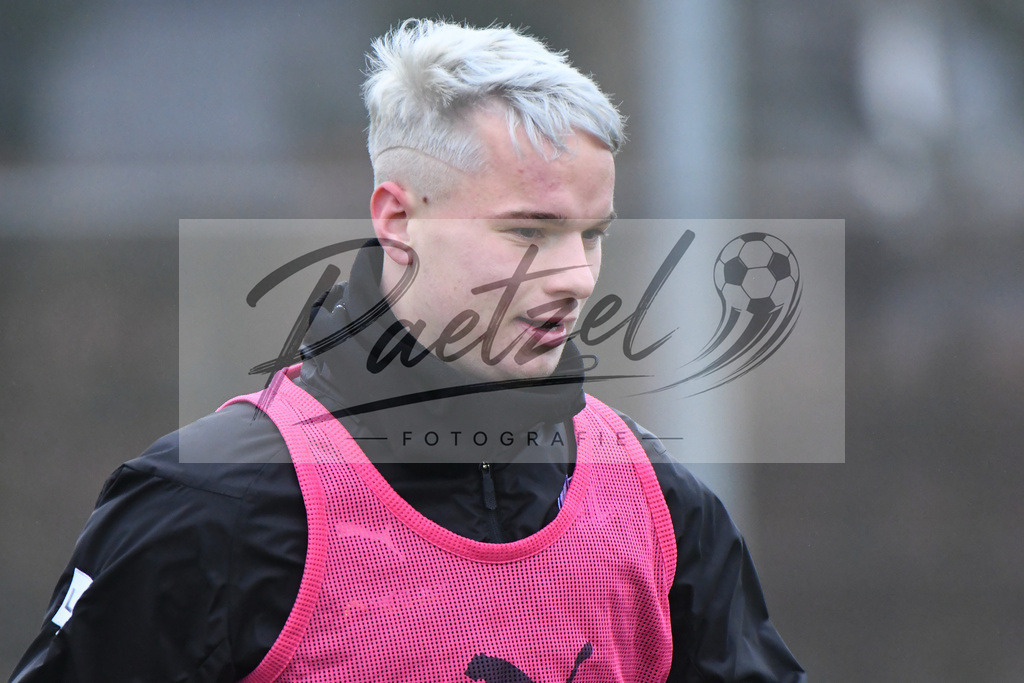 20200125_TRAOSN_0010 | Fußball, Herren: Niklas Schmidt (VfL Osnabrück) schaut beim Training des VfL Osnabrück am 25.01.2020 im Sportpark Illoshöhe in Osnabrück, Deutschland.(Foto von Nico Paetzel) - Realisiert mit Pictrs.com