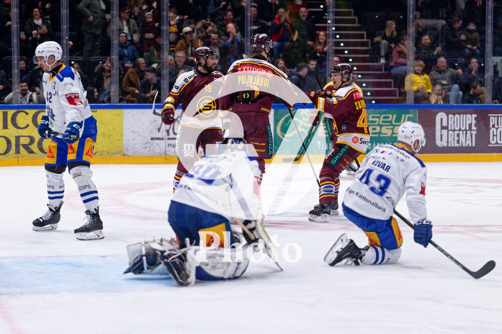 National League - Geneve-Servette HC v EV Zug | Josh Jooris (19 Geneve-Servette HC) celebrates after scoring his team's third goal with teammates Jesse Puljujarvi (9 Geneve-Servette HC) Vili Saarijarvi (46 Geneve-Servette HC)  during the National League match between Geneve-Servette HC and EV Zug at Les Vernets in Geneva, Switzerland