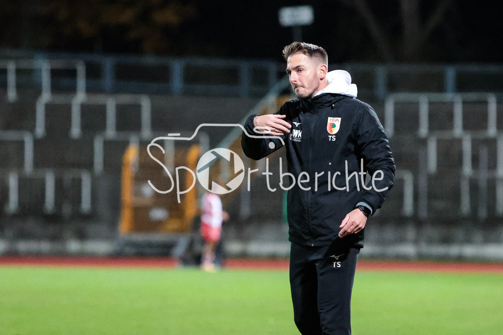 FC Augsburg II - FC Bayern Amateure | FCA Trainer Tobias STROBL in Aktion / Freisteller / Einzelfoto
