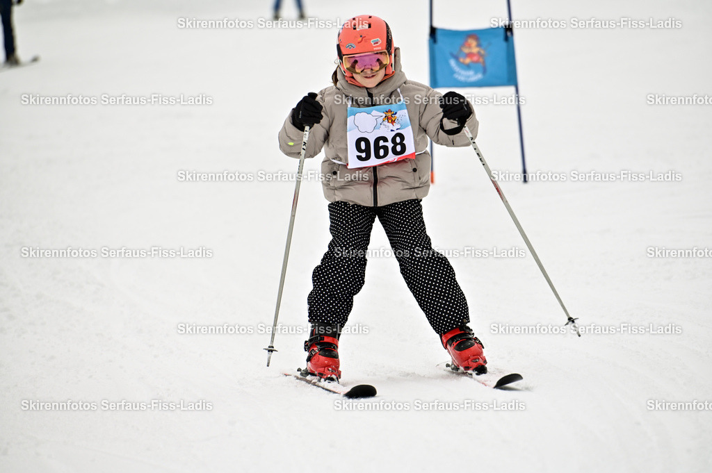 SRF_20.02.2026_1159 | Skirennfotos,Serfaus,Fiss,Ladis,Kinderskirennen,Winter,Tirol,Oberland,skirace,SFL,feelfree,weil wir's genießen,ski,Ski,skifahren,Sonnenplateau, - Realisiert mit Pictrs.com