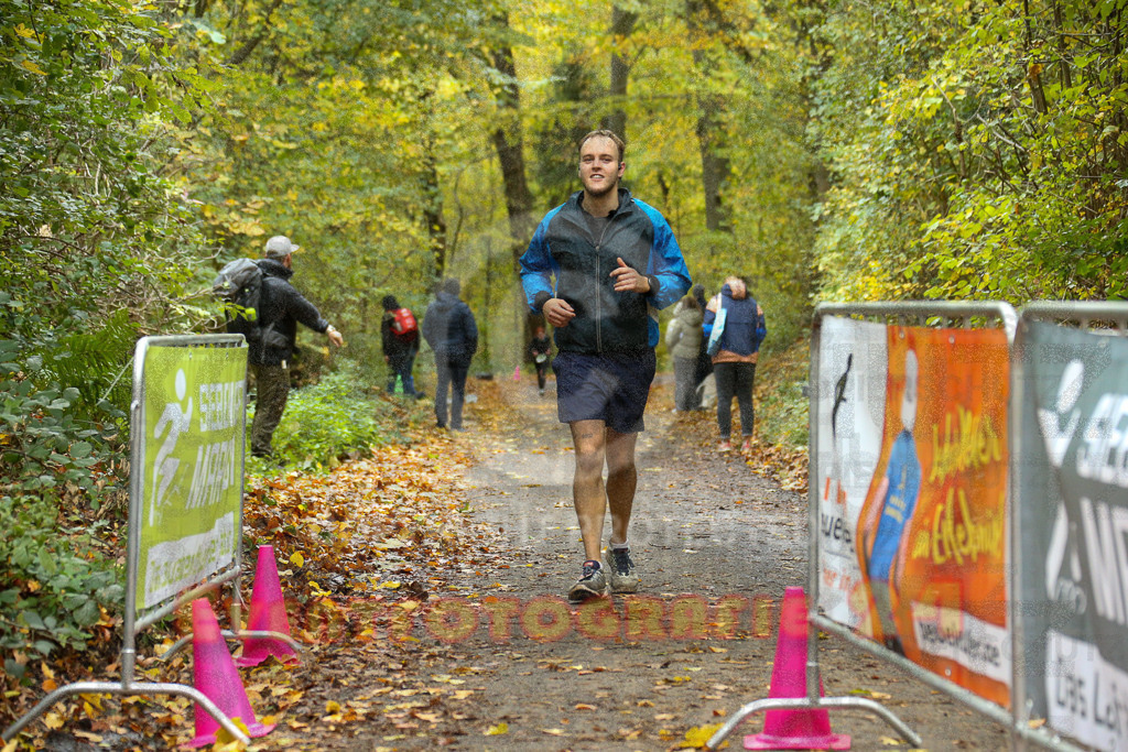 251026_1328_EX1_3544 | Sportfotografie im Rhein-Sieg Kreis, Köln, Bonn, NRW, Rheinland Pfalz, Hessen, etc. Unser Tätigkeitsfeld umfasst den Laufsport vom Volkslauf über den Marathon, Duathlon, Triathon bis zum Ultralauf wie Kölnpfad Ultra oder Schindertrail.