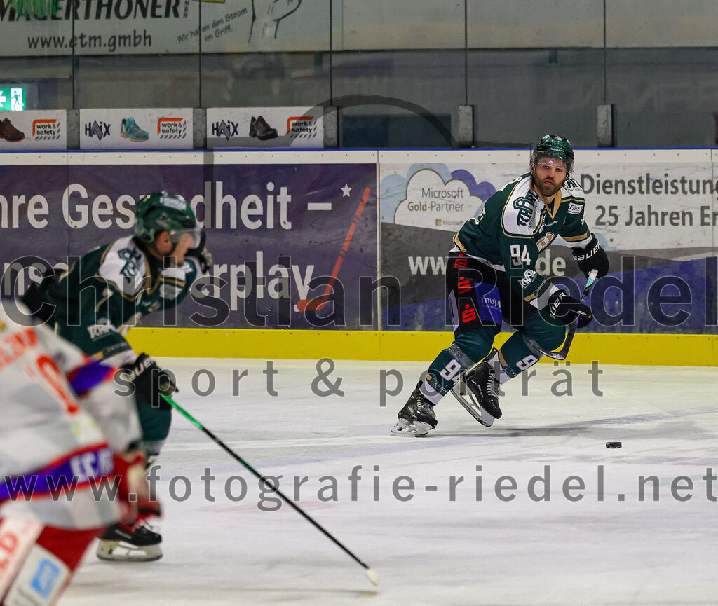 2025-11-30_156_TSV_Erding_gegen_EC_Peiting | Erding, Deutschland, 30.11.2025:Eishockey, Oberliga Süd 2025 / 2026, 22. Spieltag, TSV Erding gegen EC Peiting, Endergebnis: 5:1Louis Trattner (Erding Gladiators, #7), Markus Eberhardt (Erding Gladiators, #94)Foto: Christian Riedel / fotografie-riedel.net
